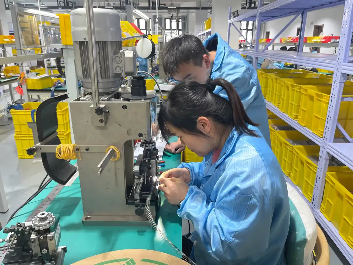 Stație automată de sertizare terminale pentru cabluri CAN bus